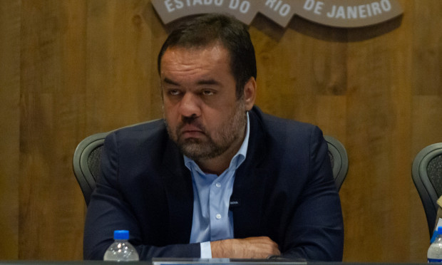 Medidas de Cláudio Castro favoreceram esquema fraudulento da Refit, aponta Polícia Federal