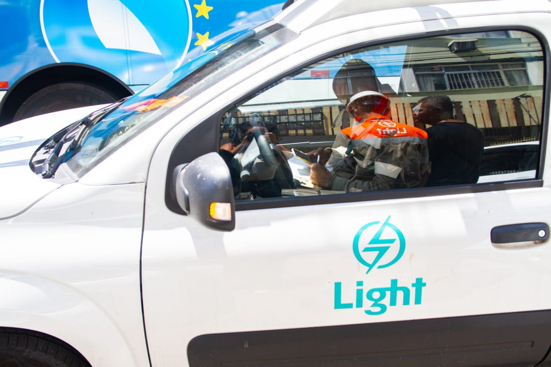 Técnicos da Light trabalharam na Rua Mariz e Barros, na Tijuca, nesta quarta-feira (14) - Érica Martin / Agência O Dia