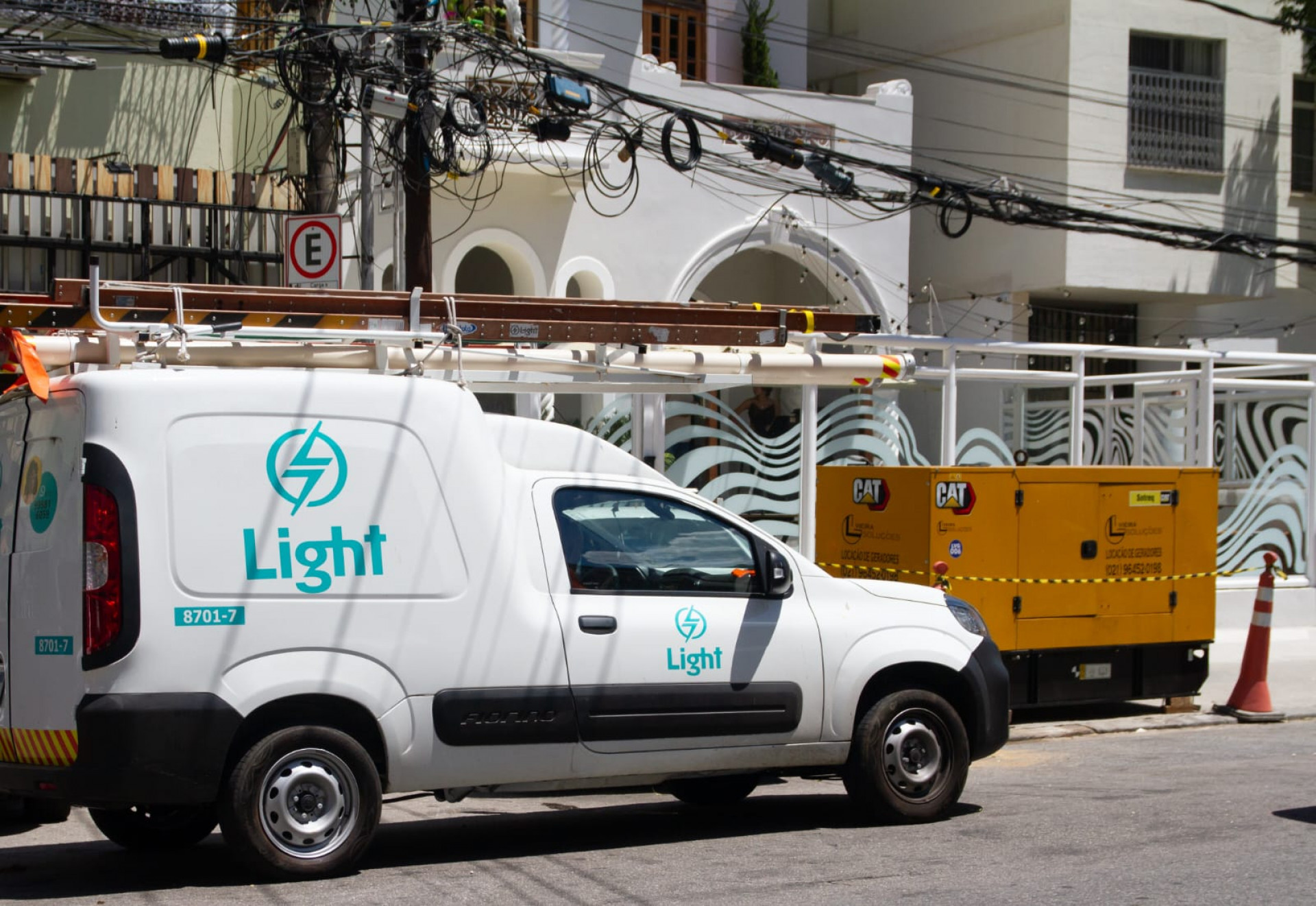 Técnicos da Light trabalharam na Rua Mariz e Barros, na Tijuca, nesta quarta-feira (14) - Érica Martin / Agência O Dia