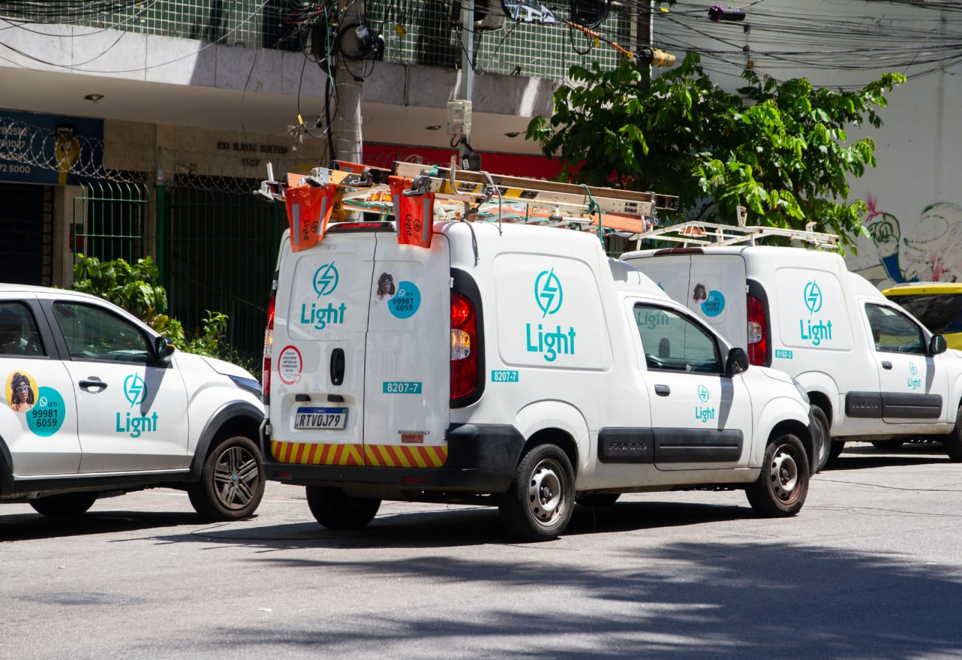 Técnicos da Light trabalharam na Rua Mariz e Barros, na Tijuca, nesta quarta-feira (14) - Érica Martin / Agência O Dia