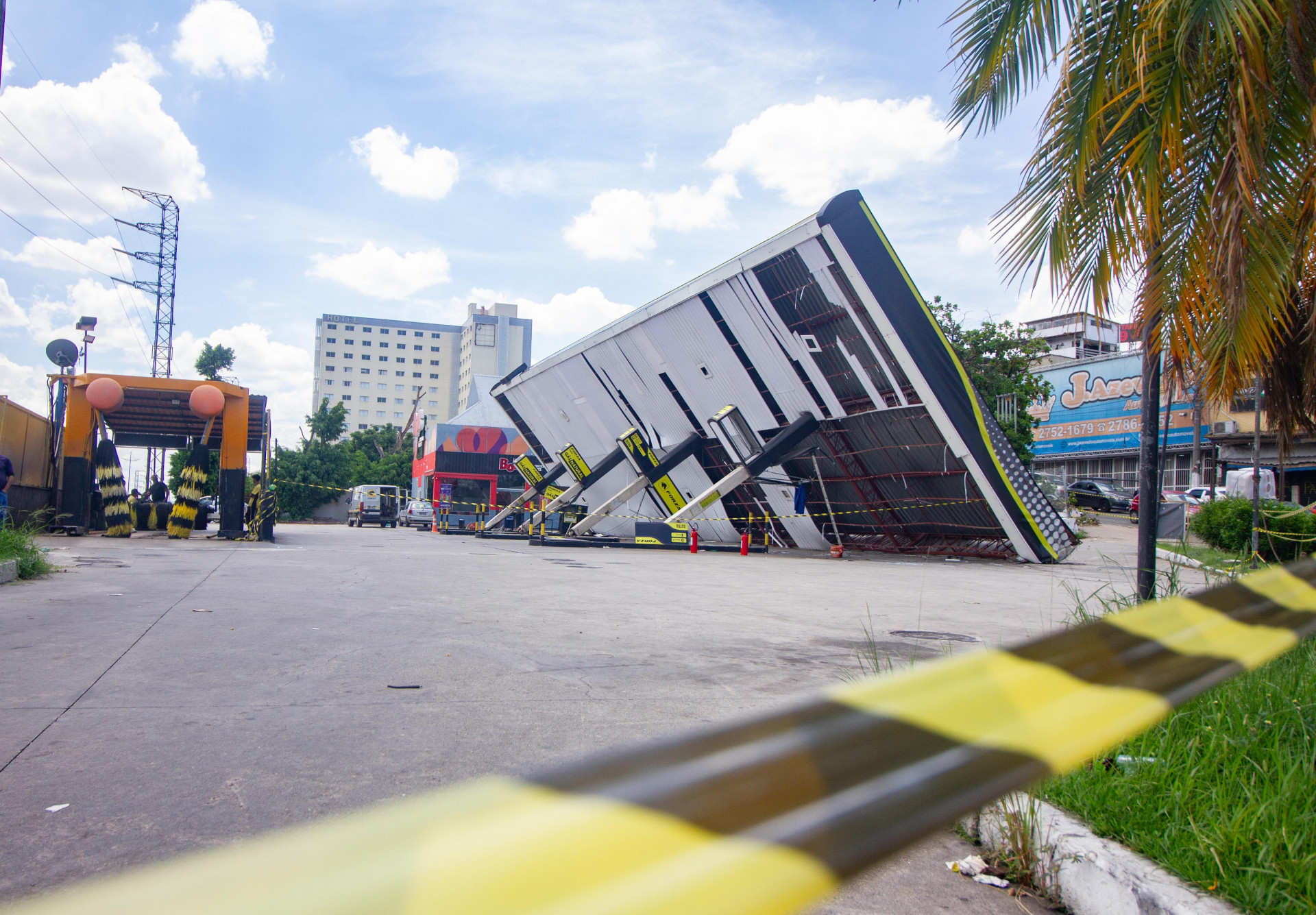 Forte rajada de vento derrubou estrutura met&aacute;lica do Posto Forza, em S&atilde;o Jo&atilde;o de Meriti - &Eacute;rica Martin/Ag&ecirc;ncia O Dia