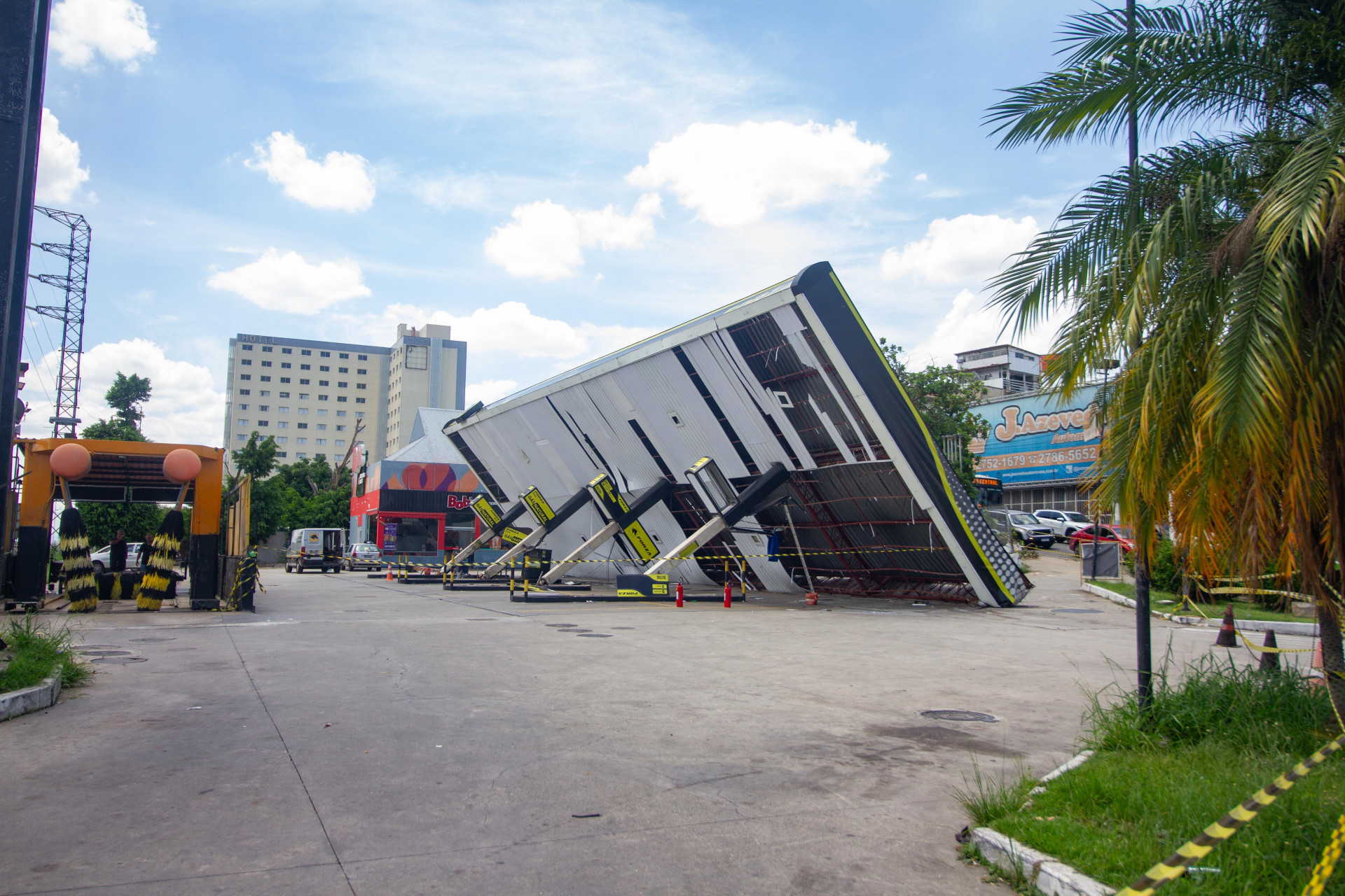 Forte rajada de vento derrubou estrutura met&aacute;lica do Posto Forza, em S&atilde;o Jo&atilde;o de Meriti - &Eacute;rica Martin/Ag&ecirc;ncia O Dia