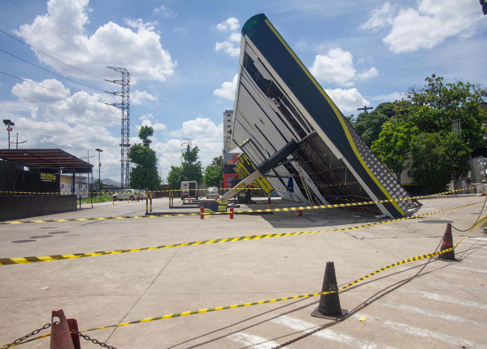 Forte rajada de vento derrubou estrutura met&aacute;lica do Posto Forza, em S&atilde;o Jo&atilde;o de Meriti - &Eacute;rica Martin/Ag&ecirc;ncia O Dia