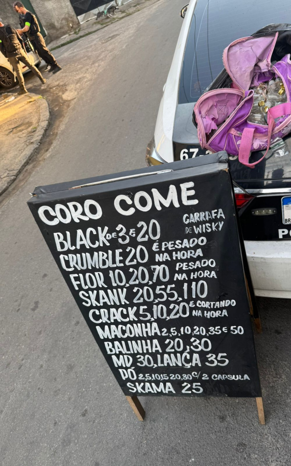 Placa com informações sobre drogas e valores foi apreendida - Divulgação/Polícia Civil