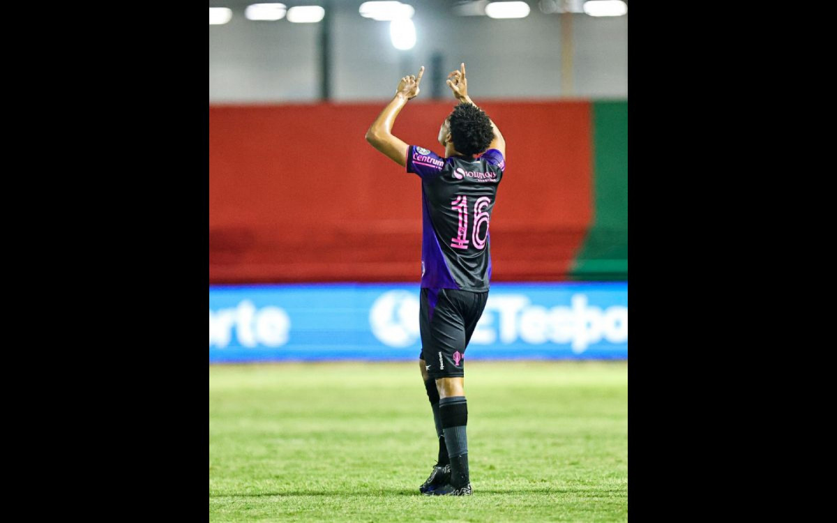 Lucas Camilo comemora gol marcado pelo Botafogo sobre a Portuguesa, no Luso Brasileiro
