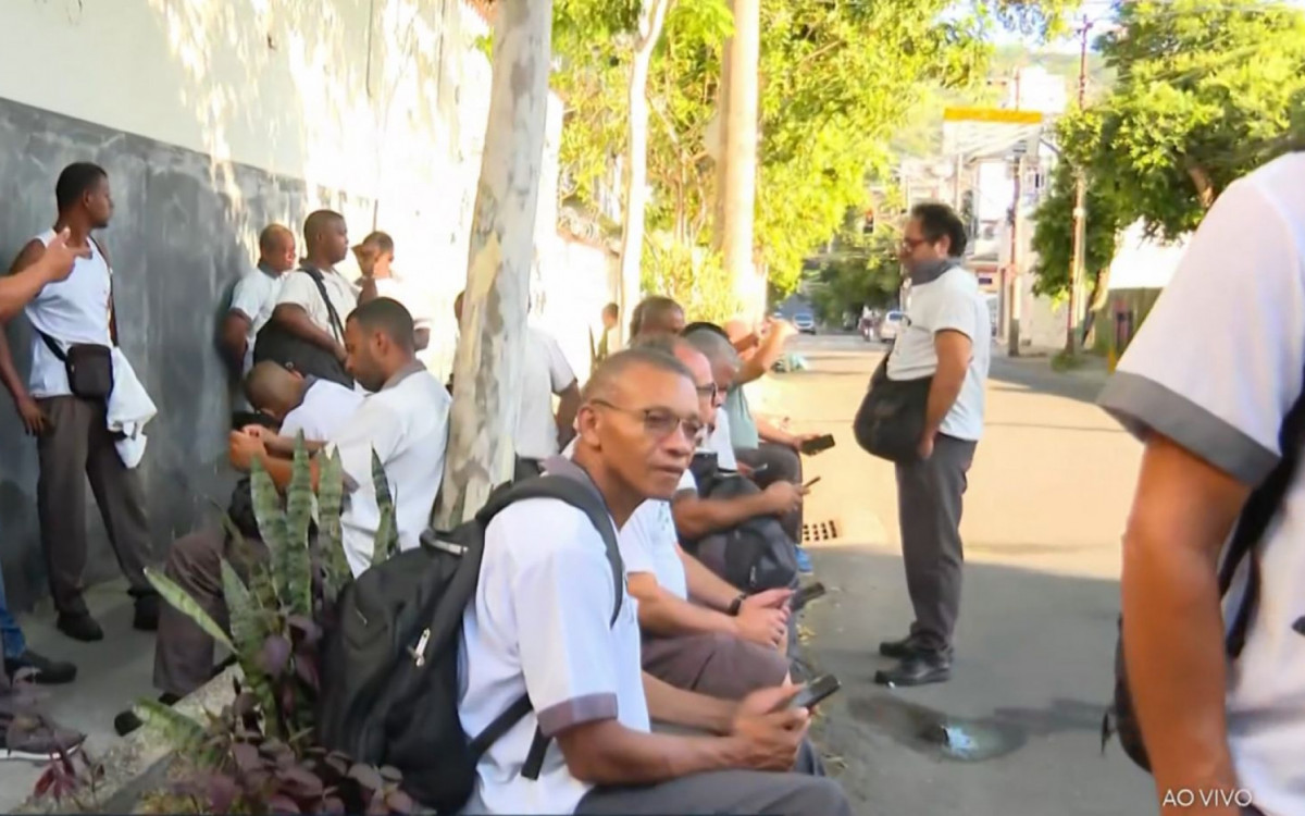 Motoristas em frente &agrave; garagem da Real e Vila Isabel na manh&atilde; desta quinta