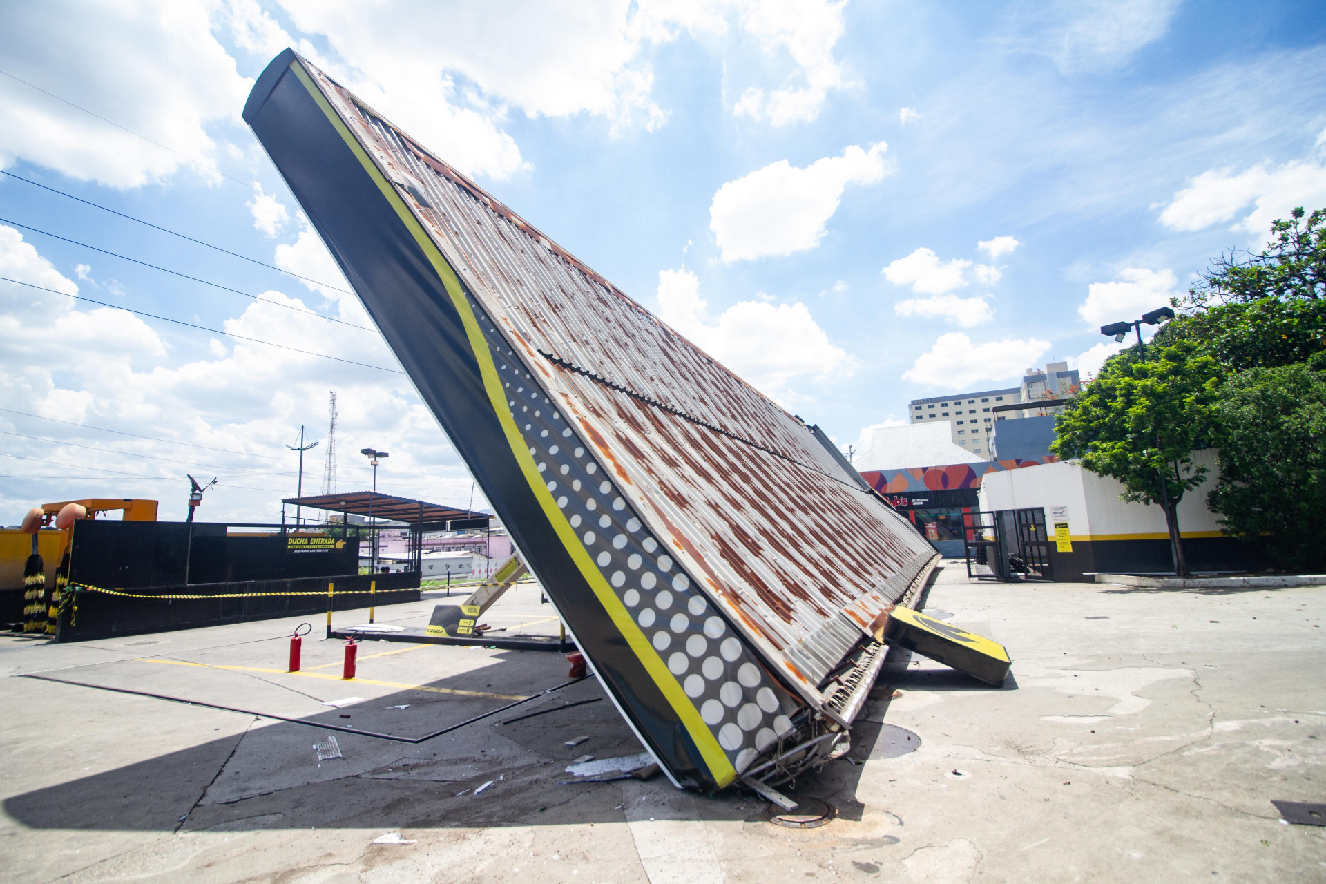 Forte rajada de vento derrubou estrutura met&aacute;lica do Posto Forza, em S&atilde;o Jo&atilde;o de Meriti - &Eacute;rica Martin/Ag&ecirc;ncia O Dia