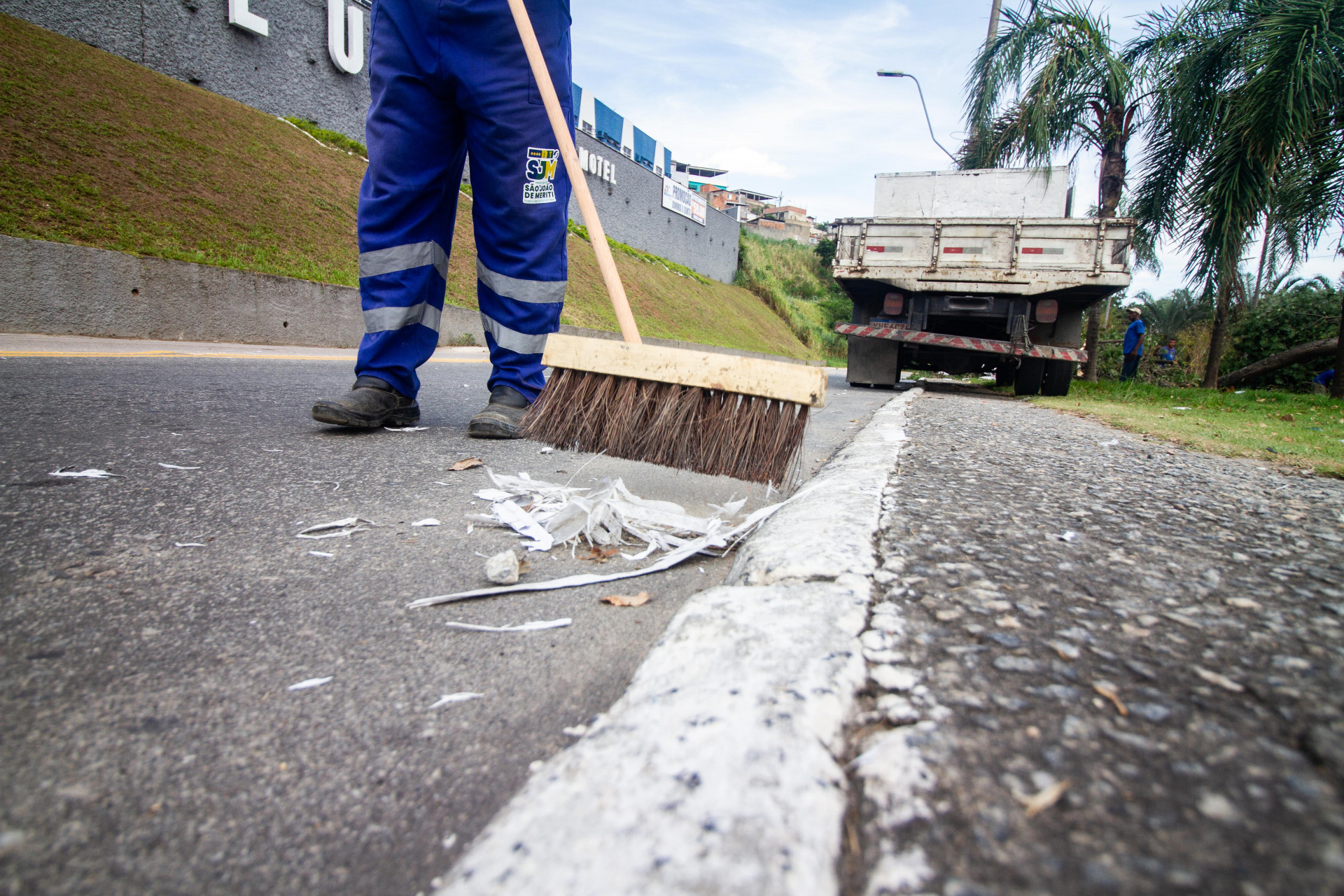 Forte rajada de vento derrubou estrutura met&aacute;lica do Posto Forza, em S&atilde;o Jo&atilde;o de Meriti - &Eacute;rica Martin/Ag&ecirc;ncia O Dia