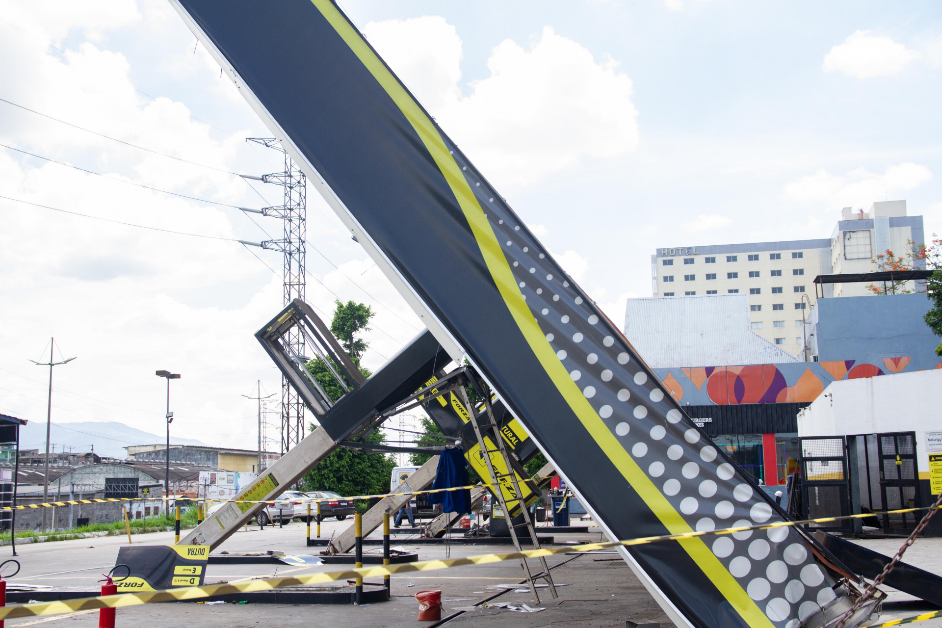 Cobertura met&aacute;lica do Posto Forza desaba ap&oacute;s forte ventania na Baixada Fluminense - &Eacute;rica Martin/Ag&ecirc;ncia O Dia