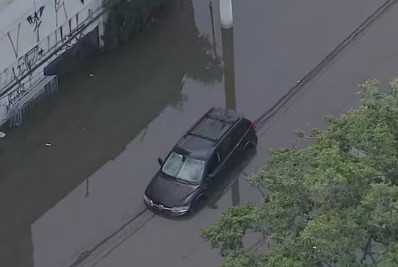 Carro amanhece submerso no Morumbi após chuva forte atingir Zona Sul de SP
