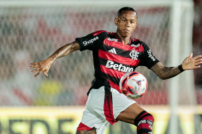 A caminho do Bragantino, Wallace Yan se emociona em despedida do Flamengo: 'Aprendi muito'
