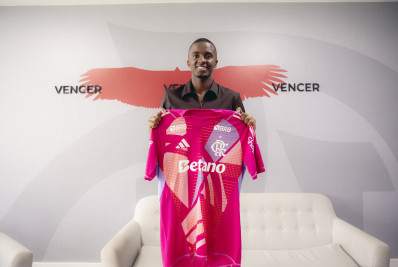 Flamengo oficializa a contratação do goleiro Andrew