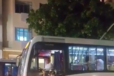 Vídeo: motorista de ônibus passa por cima de moto em briga de trânsito no Leblon