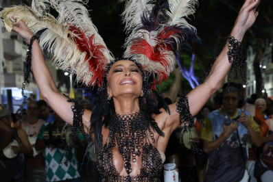 Sabrina Sato participa do ensaio de rua da Vila Isabel