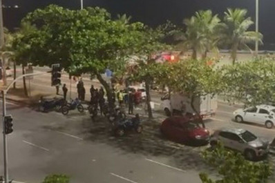 Ambulantes fecham a Avenida Vieira Souto pelo segundo dia contra novas regras no Arpoador