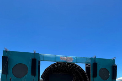 Festival de Verão: Montagem do palco avança para os shows do fim de semana em Cabo Frio