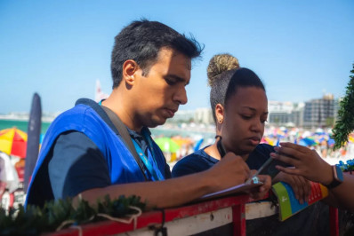 Vigilância Sanitária realiza fiscalização em barracas e carrinhos nas praias do Forte e do Peró em Cabo Frio