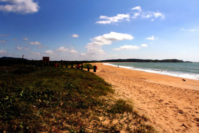 Enseada das Gaivotas vira palco de cultura, natureza e céu colorido