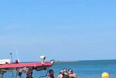 Canoa havaiana vira na Praia Linda e mobiliza resgate em São Pedro da Aldeia