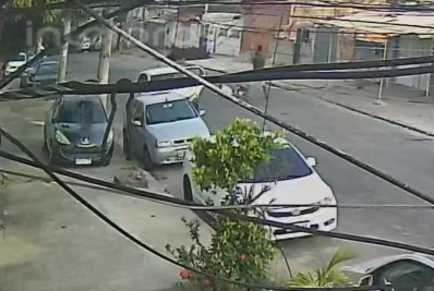 Câmera flagra motorista de aplicativo desferindo chutes e socos em ritmista da Portela