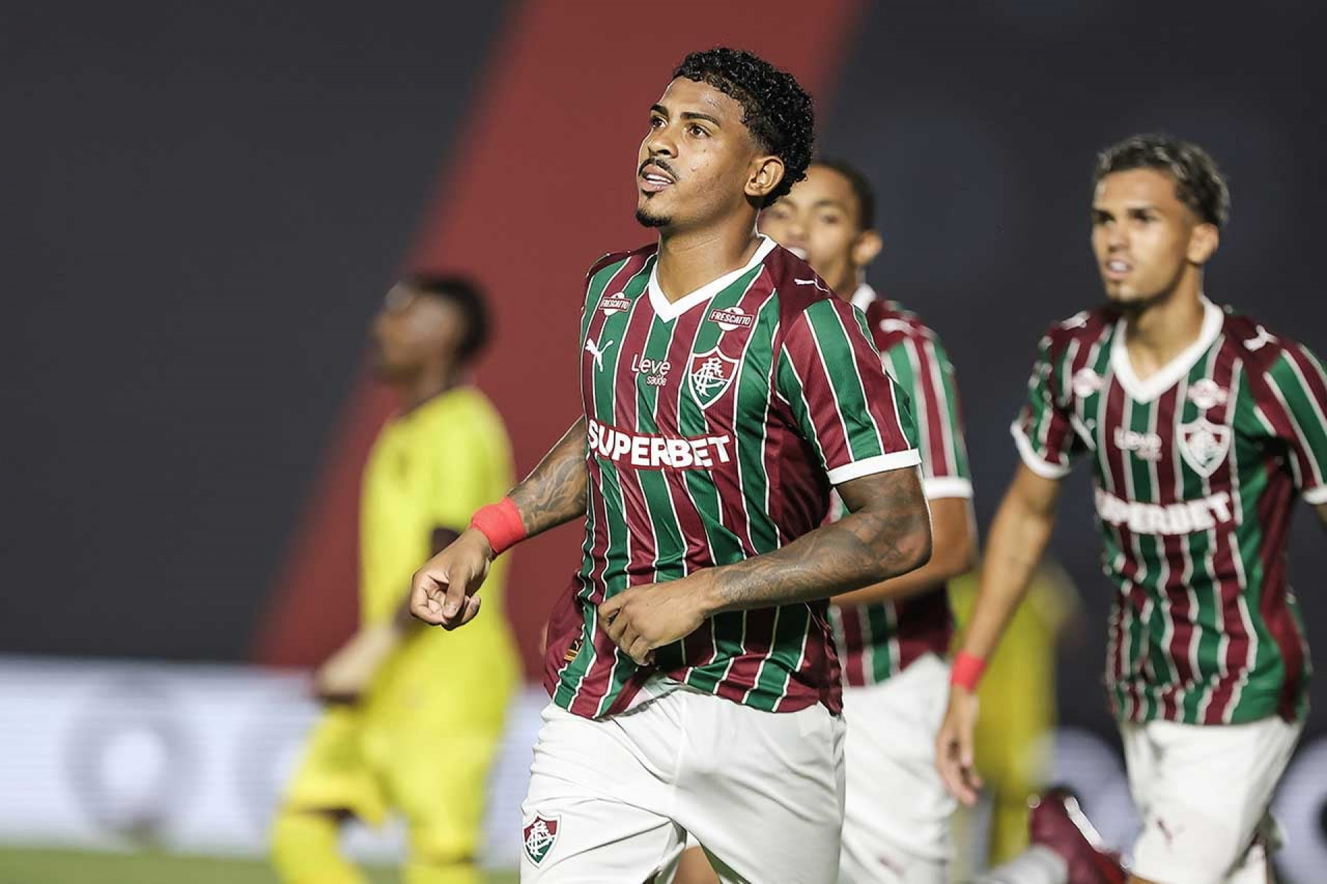 Destaques da base mostram entrosamento em estreia do Fluminense