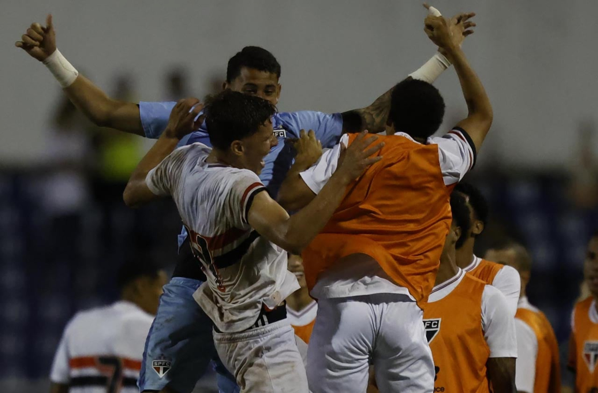 Gustavo Santana faz tr&ecirc;s, e S&atilde;o Paulo vai &agrave;s oitavas da Copinha