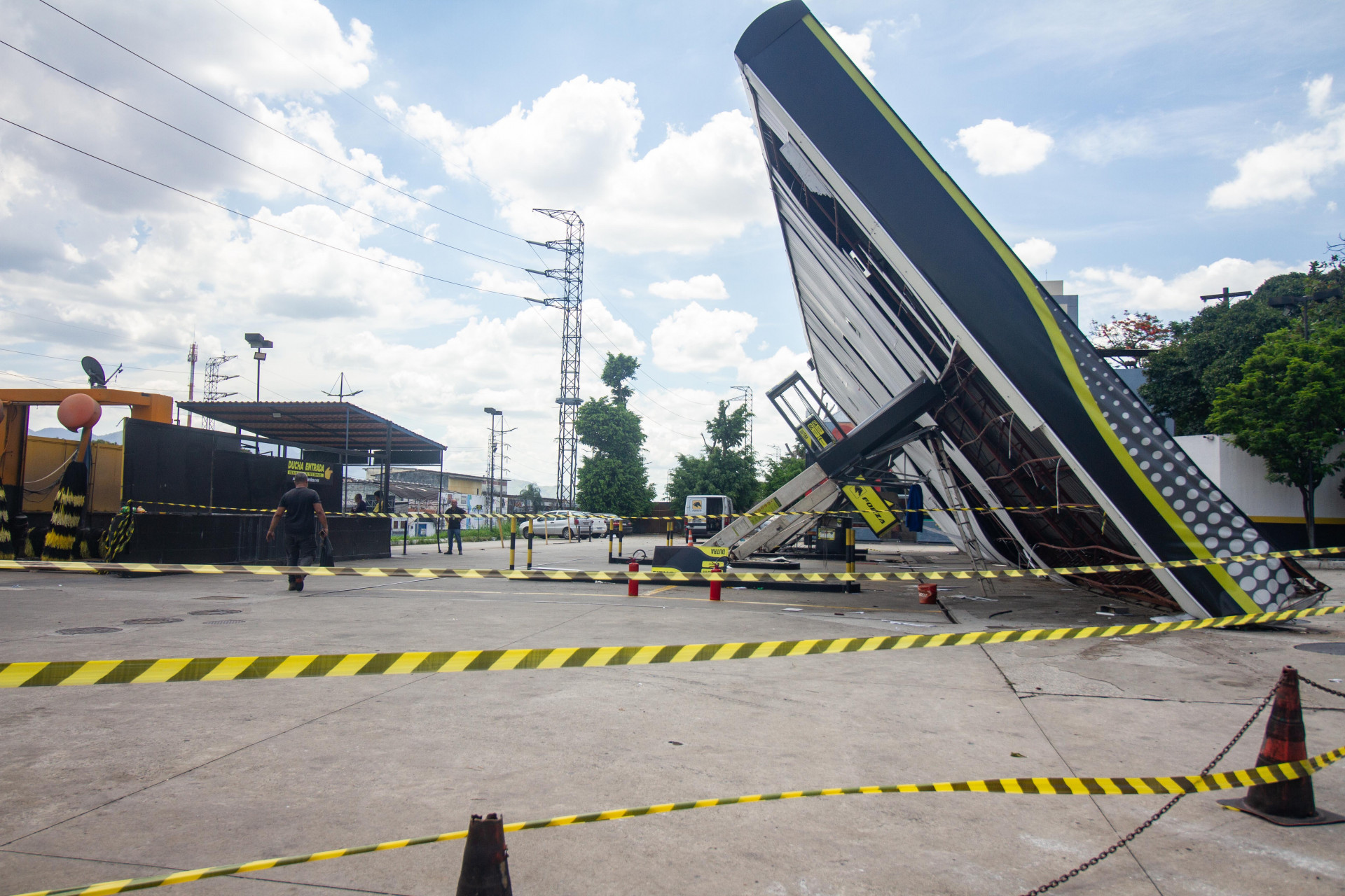 Cobertura met&aacute;lica do Posto Forza desaba ap&oacute;s forte ventania na Baixada Fluminense - &Eacute;rica Martin/Ag&ecirc;ncia O Dia