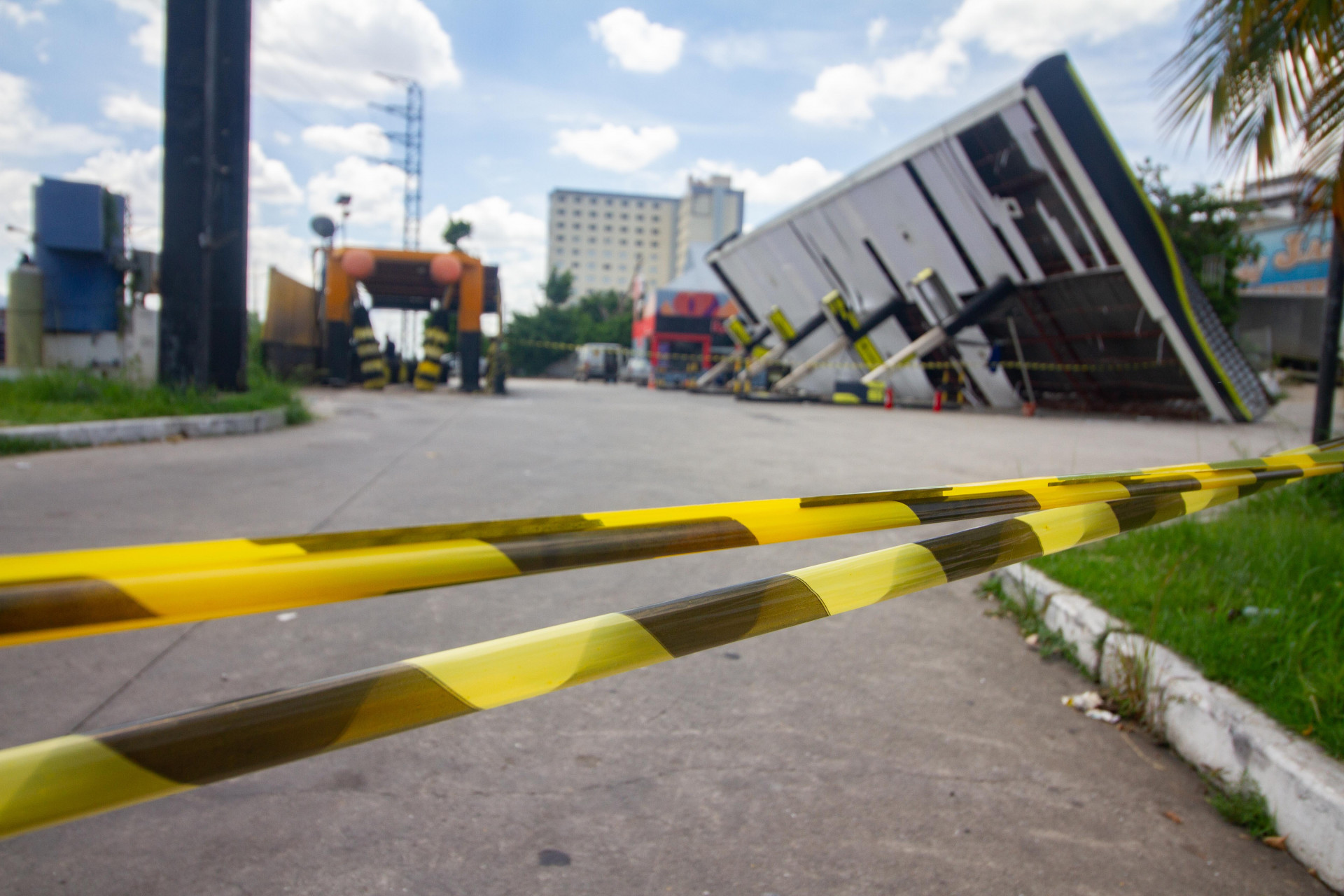 Cobertura met&aacute;lica do Posto Forza desabou ap&oacute;s forte ventania na Baixada Fluminense - &Eacute;rica Martin/Ag&ecirc;ncia O Dia