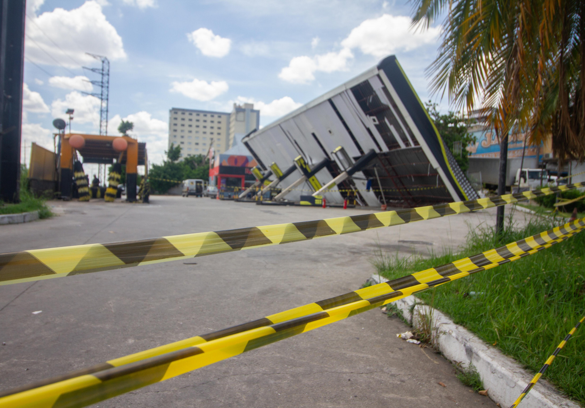Forte rajada de vento derrubou estrutura met&aacute;lica do Posto Forza, em S&atilde;o Jo&atilde;o de Meriti - &Eacute;rica Martin/Ag&ecirc;ncia O Dia