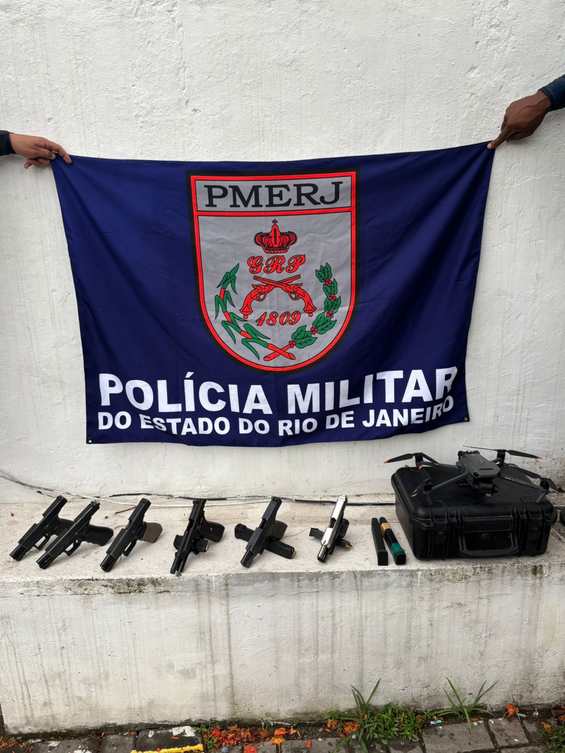Seis pistolas e um drone foram apreendidos na ação - Reprodução