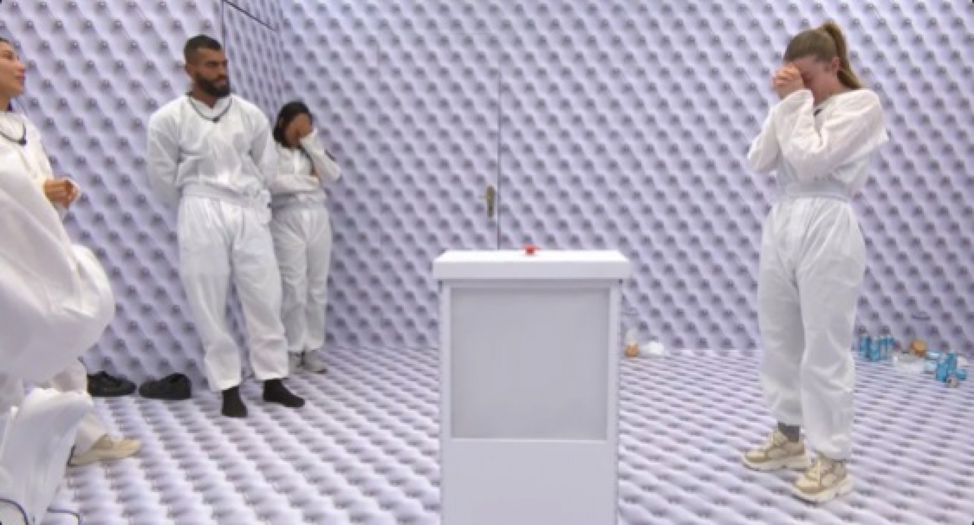 Elisa se emocionou antes de desistir da competição pelas vagas na casa  - Reprodução de Vídeo