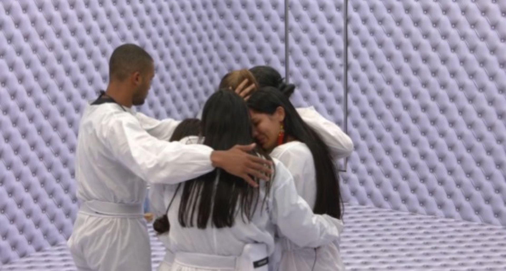 Colegas ampararam Elisa após a desistência  - Reprodução de Vídeo