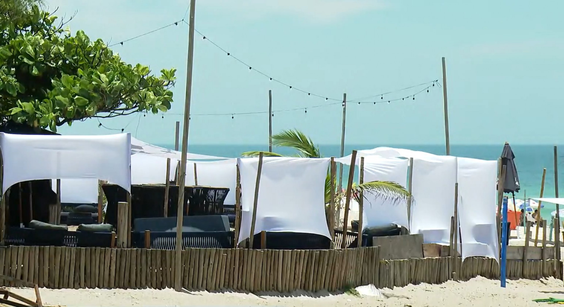 Agentes da Prefeitura desmontaram 'puxadinhos' montados pelos quiosques na areia