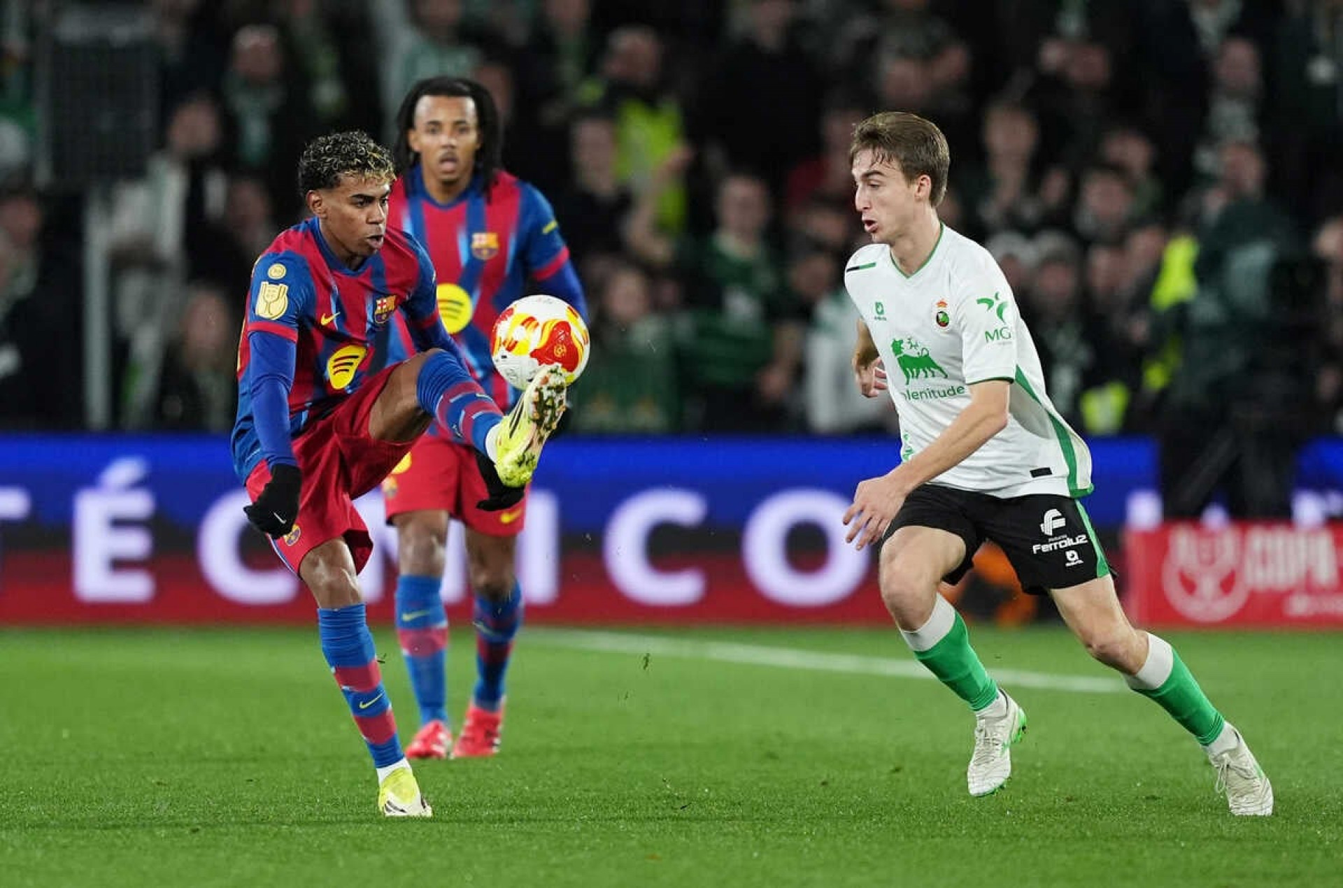 Barcelona vence o Racing e avan&ccedil;a &agrave;s quartas da Copa do Rei