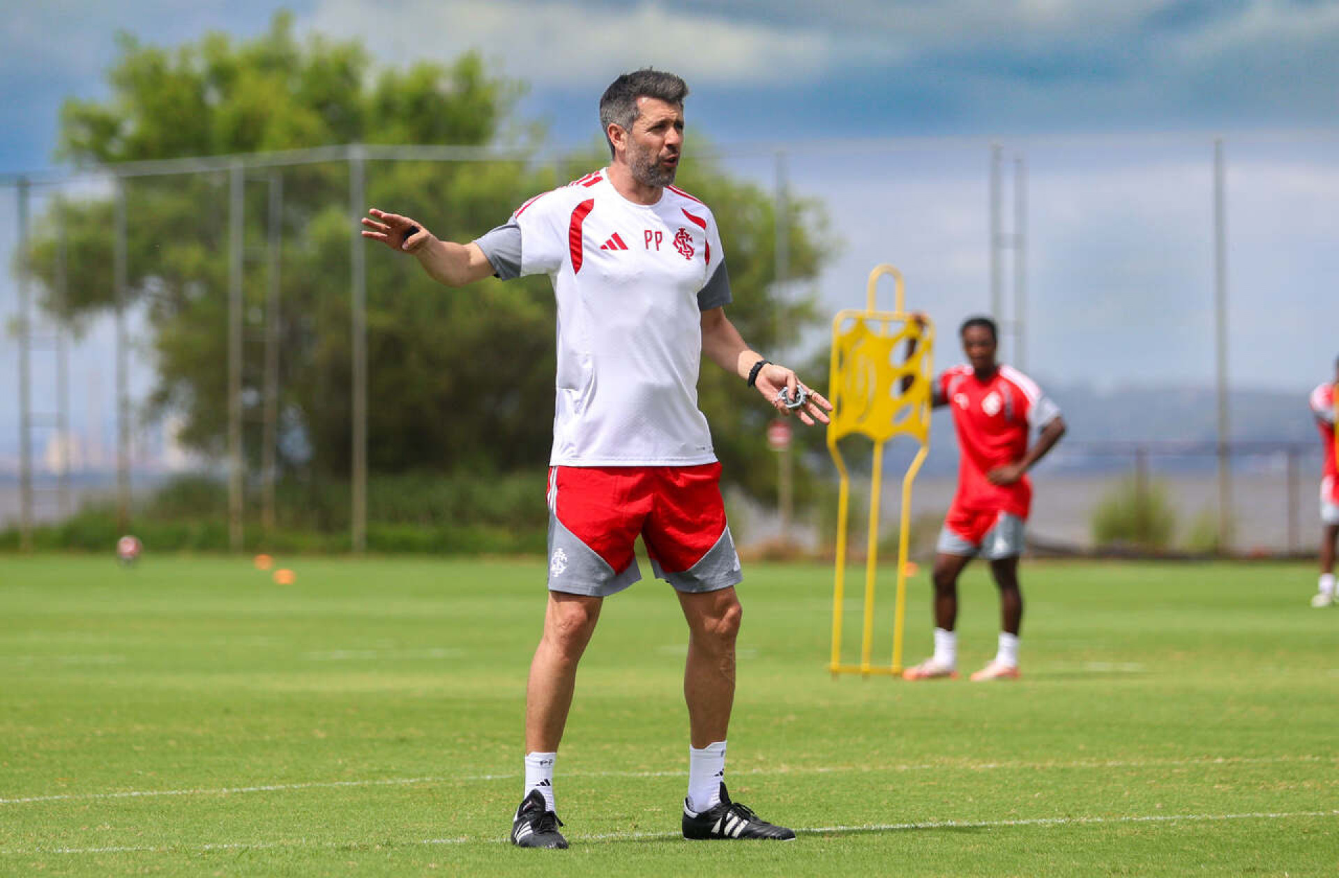 Internacional antecipa estreia de Paulo Pezzolano e muda planejamento