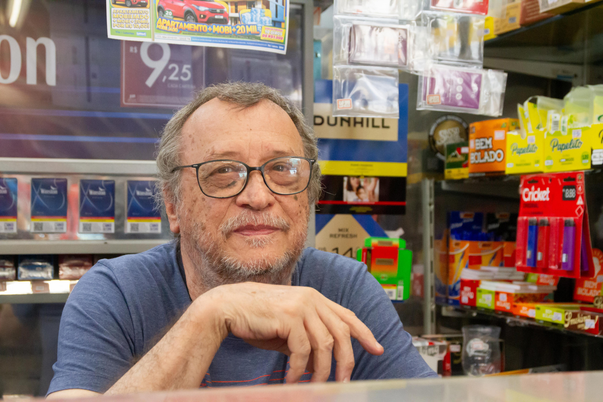 Dono de uma banca bem em frente ao shopping Tijuca, Gilcinei de Souza Alves, de 73 anos - &Eacute;rica martin/Ag&ecirc;ncia O Dia