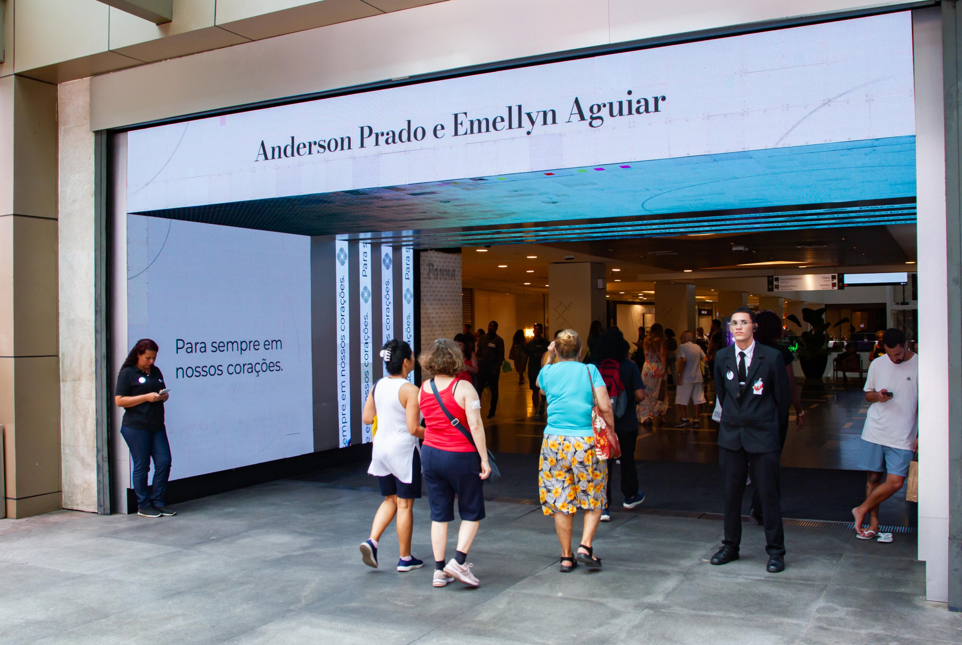Nome das v&iacute;timas aparece em letreiro na entrada do Shopping Tijuca - &Eacute;rica martin/Ag&ecirc;ncia O Dia
