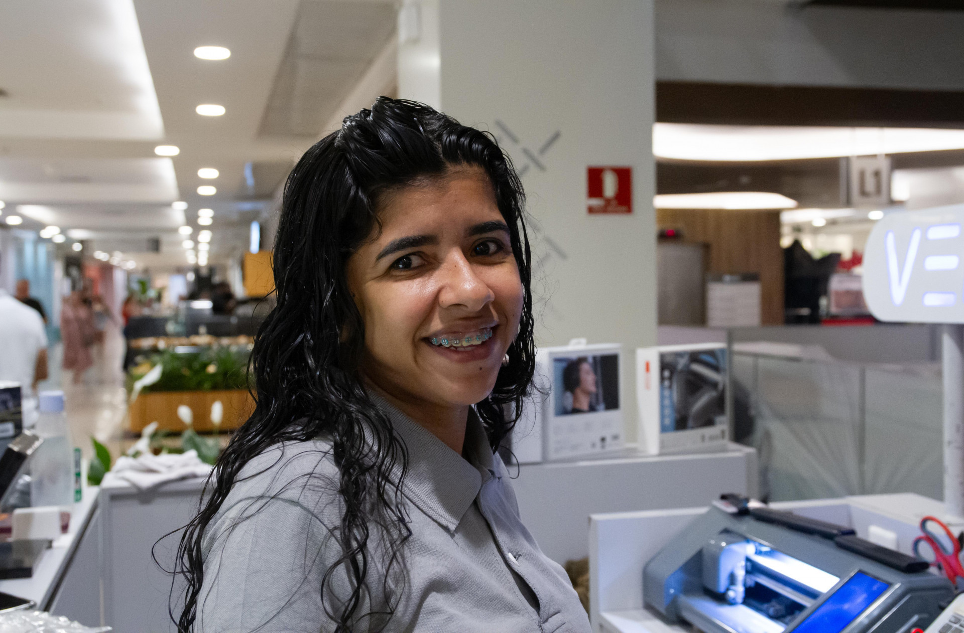 Gerente de um quiosque de eletr&ocirc;nicos, Bianca Ramos, relatou estar receosa com a reabertura - &Eacute;rica martin/Ag&ecirc;ncia O Dia