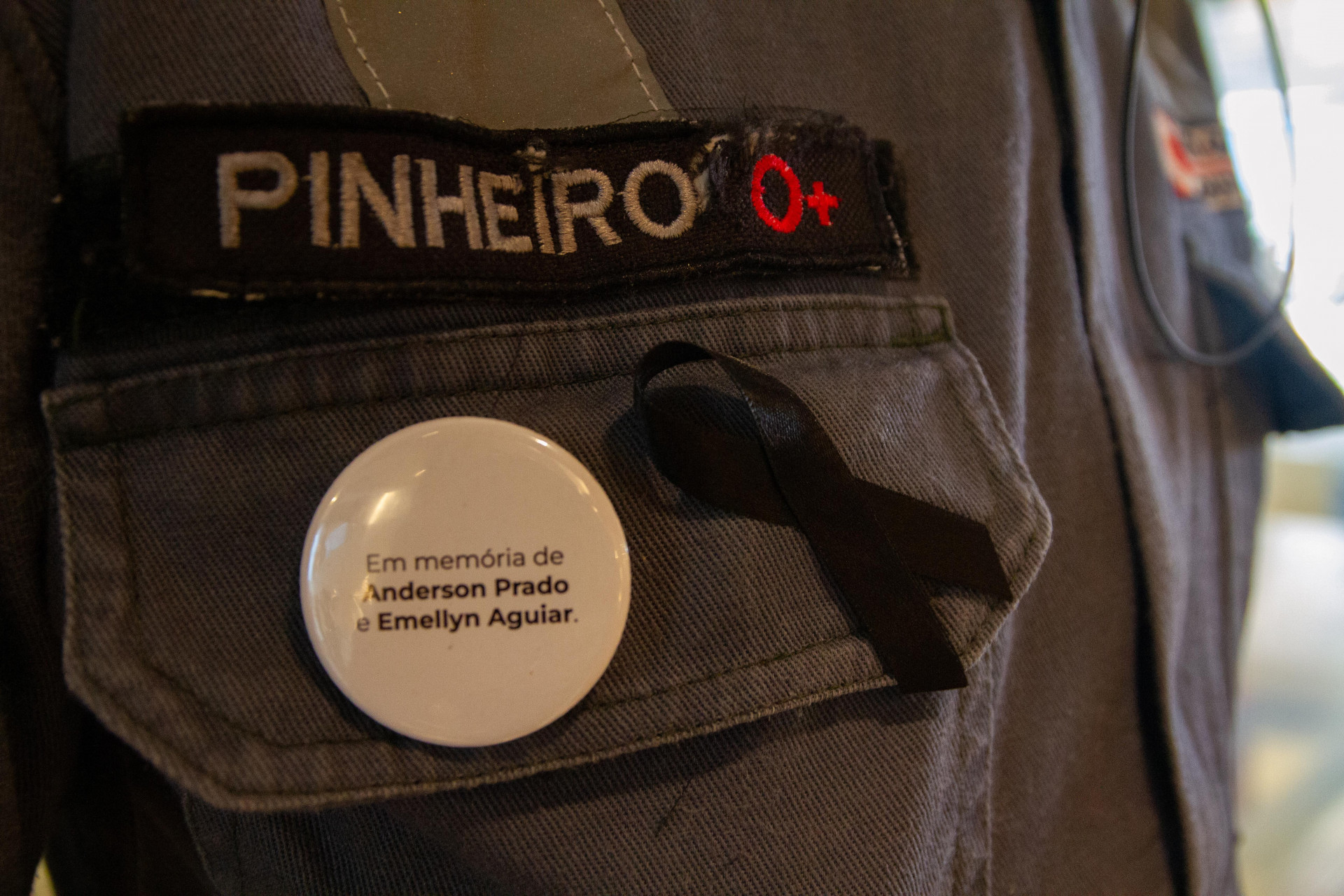 Bombeiros civis usam la&ccedil;o e broche em homenagem as v&iacute;timas de inc&ecirc;ndio no Shopping Tijuca - &Eacute;rica martin/Ag&ecirc;ncia O Dia