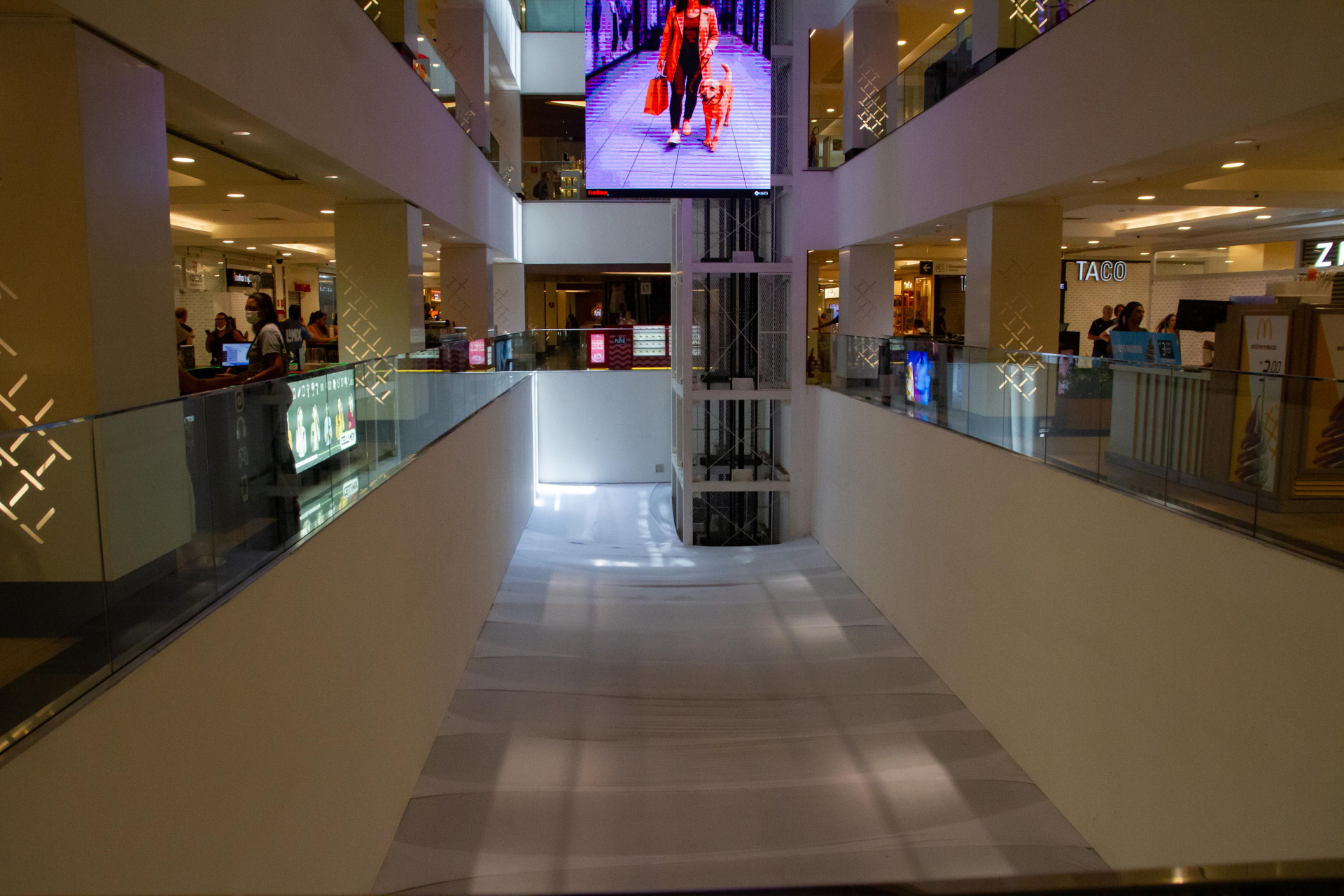 Diversas lojas fechadas permaneceram fechadas durante reabertura do Shopping Tijuca - &Eacute;rica martin/Ag&ecirc;ncia O Dia
