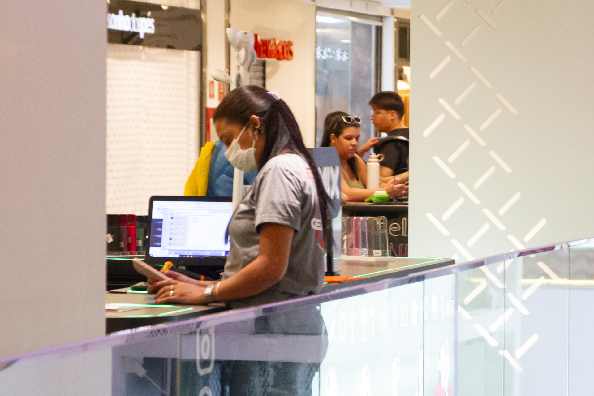 Funcion&aacute;rios usam m&aacute;scaras durante reabertura do shopping Tijuca - &Eacute;rica martin/Ag&ecirc;ncia O Dia