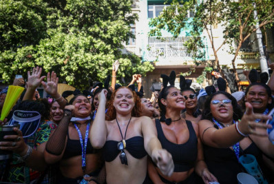 Calor intenso e pancadas de chuva marcam o fim de semana de estreia dos blocos no Rio