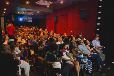 Exibição de filme em Botafogo reúne lideranças religiosas e integrantes da Portela