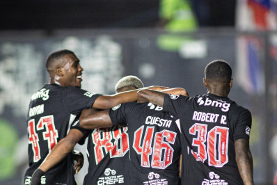 Carlos Cuesta faz coro à torcida pela permanência de Rayan no Vasco: 'Nos ajuda muito'
