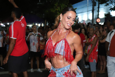 De shortinho, Viviane Araujo exibe os pernões em ensaio de rua do Salgueiro
