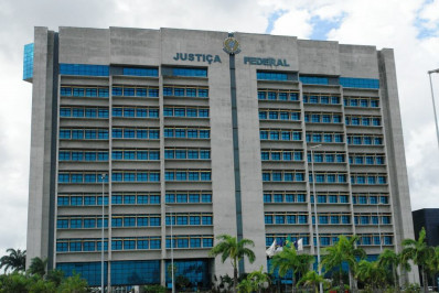 Justiça condena homem a 2 anos e 11 meses por crime de racismo em posts no Facebook