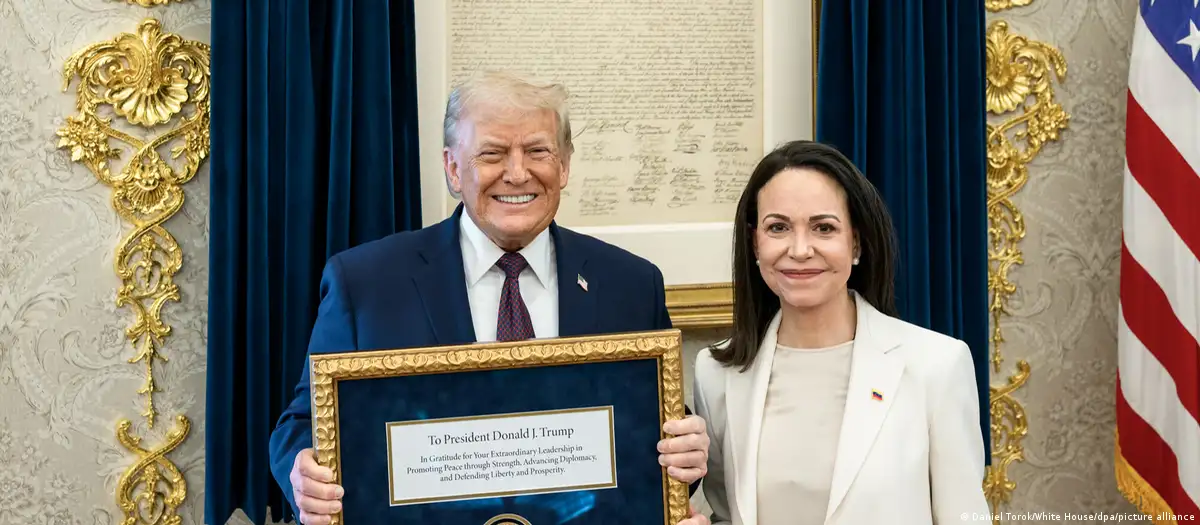 'Prêmio Nobel não pode ser transferido', diz comitê após Machado entregar medalha a Trump