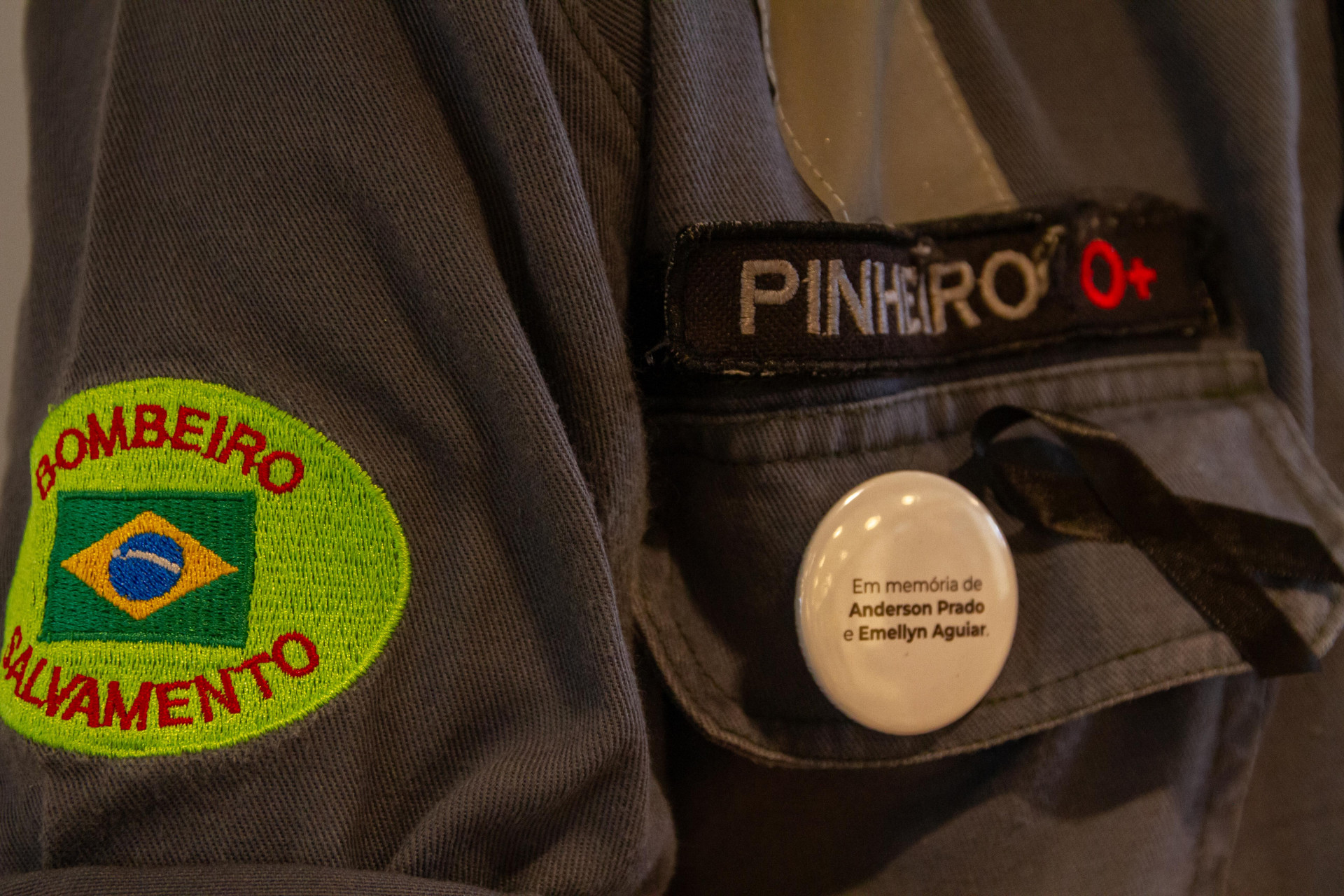 Bombeiros civis usam la&ccedil;o e broche em homenagem as v&iacute;timas de inc&ecirc;ndio no Shopping Tijuca
 - &Eacute;rica martin/Ag&ecirc;ncia O Dia