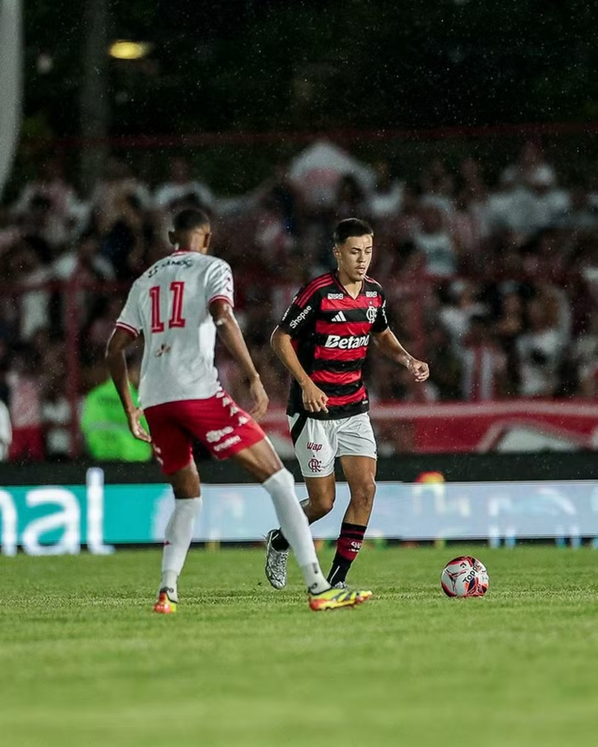 Lateral-esquerdo do Flamengo sofre lesão no ombro e passa por cirurgia