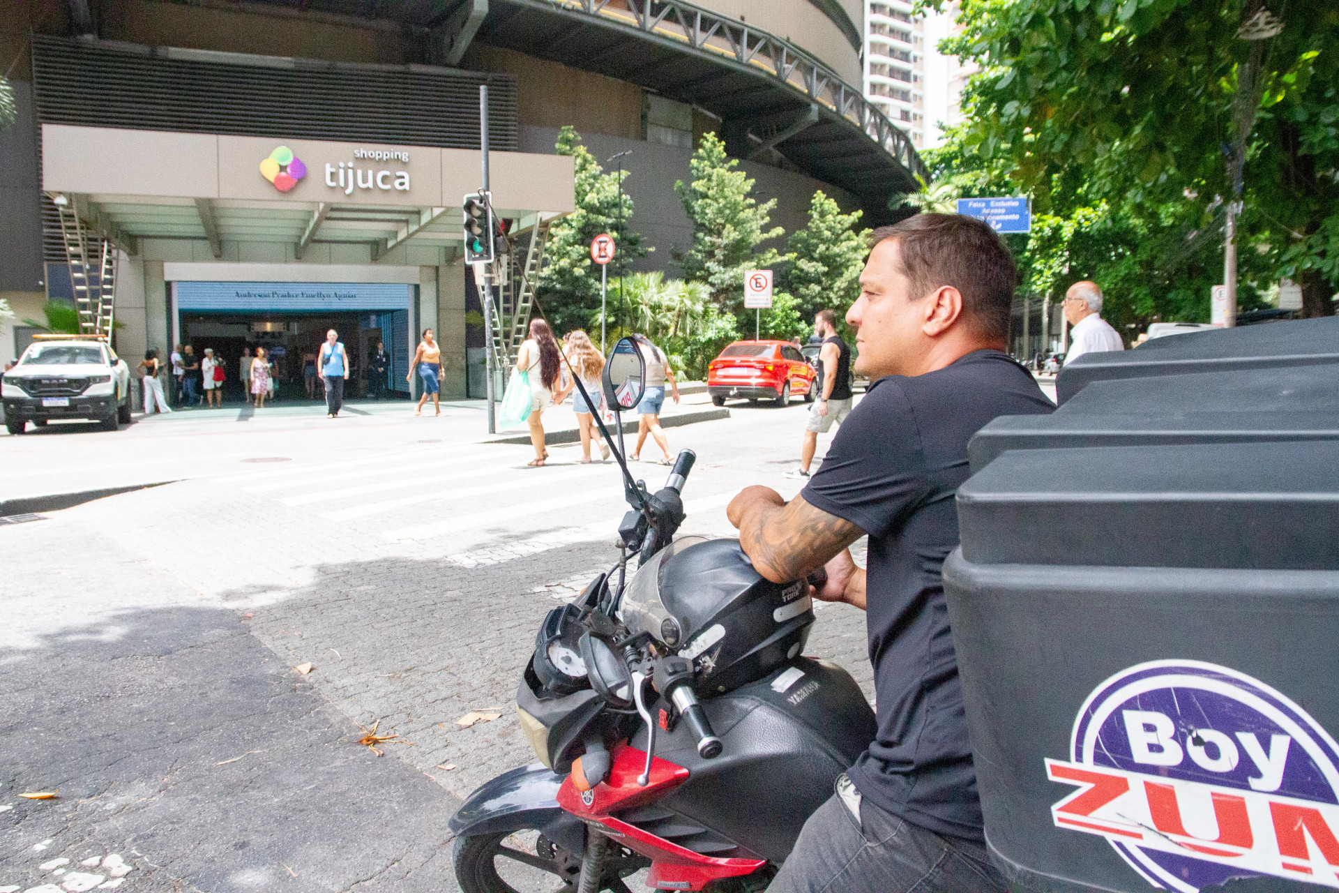 Motoboy Rodrigo Rezende, 40 anos, explicou que o movimento caiu durante o per&iacute;odo de fechamento - &Eacute;rica martin/Ag&ecirc;ncia O Dia